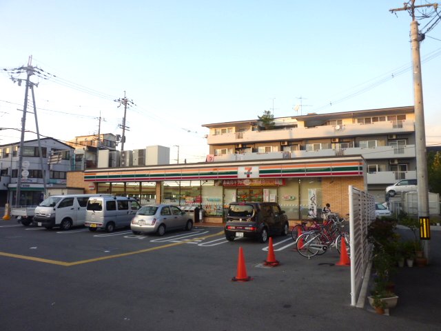 Convenience store. Seven-Eleven Higashi Mikuriyasakae the town store (convenience store) to 117m