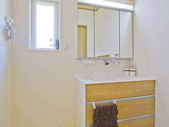 Wash basin, toilet. Spacious wash room that can be dressed comfortably.  [Other construction site]