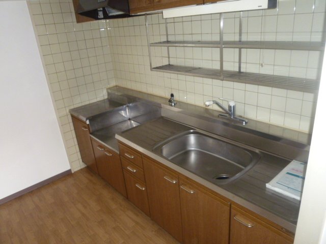 Kitchen. Popular independent kitchen! Sink is also large