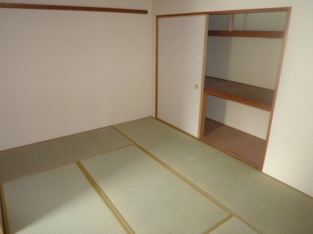 Other room space. There is a closet with large capacity in Japanese-style room ☆ 