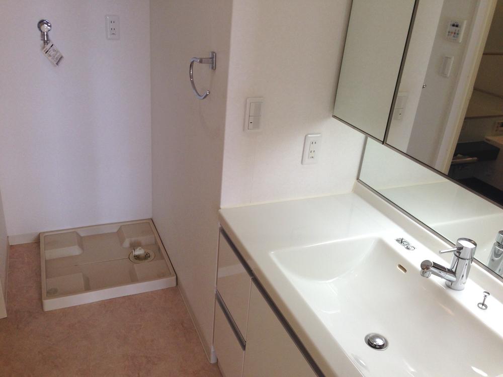 Wash basin, toilet. Indoor (12 May 2013) Shooting