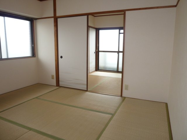 Other room space. Bay window is also available day good in the corner room.