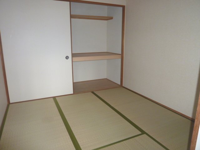 Other room space. I'm glad when the Japanese-style room is one. 