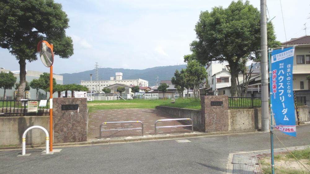 Local photos, including front road. Site before is a lush park.