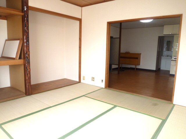Kitchen. Closet and plates will feel very widely if there is loose 8 quires of Japanese-style room