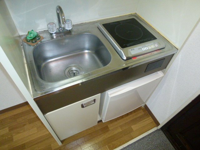 Kitchen. IH is equipped with stove 1-neck. 