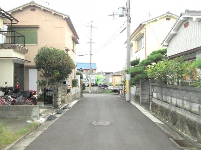 Local photos, including front road. Daylighting ・ Ventilation is good