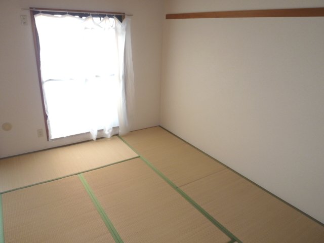 Other room space. Please person futon in the Japanese-style room. 