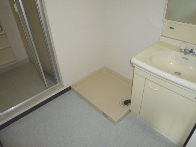 Washroom. It is referred to as the dressing room is wide. 