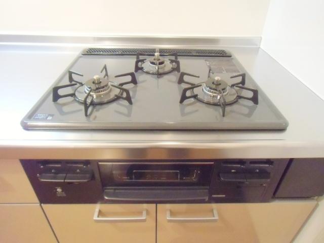 Kitchen. Ease dishes in the 3-burner stove