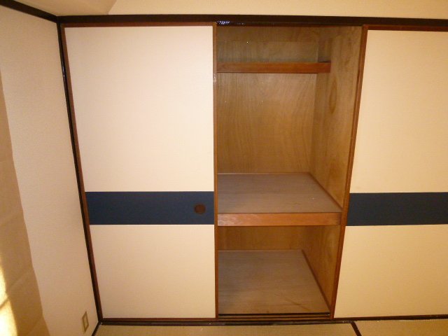 Receipt. Closet of the Japanese-style room has a depth, Excellent storage capacity!