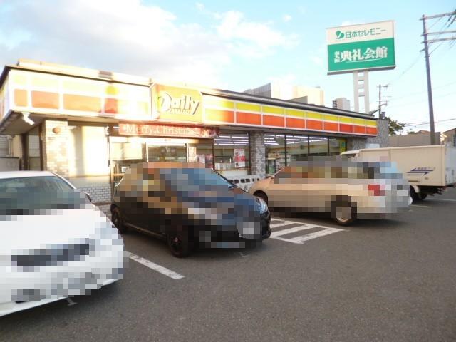 Convenience store. 758m until the Daily Yamazaki Higashi Kashiwada shop