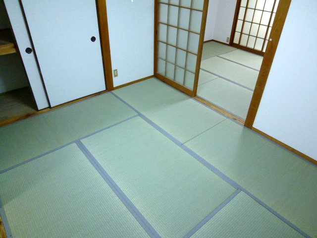 Living and room. There is a feeling of opening to open the sliding door of a Japanese-style room. 