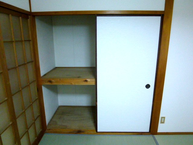 Receipt. Is a Japanese-style room of storage. 