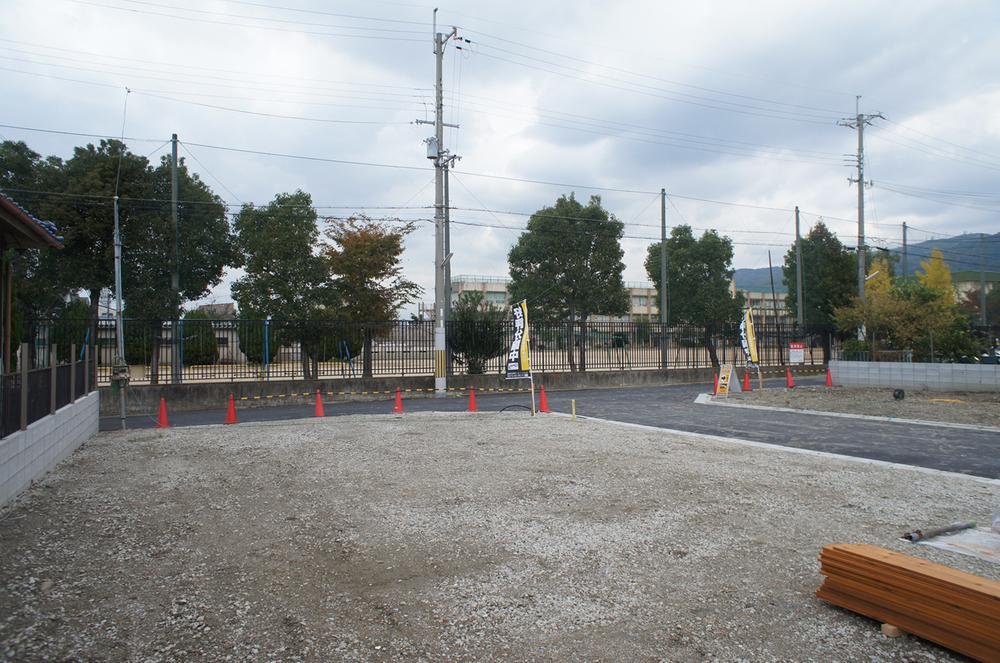 Local photos, including front road. Before the elementary school of the ground immediately eye! It is safe to go to school.