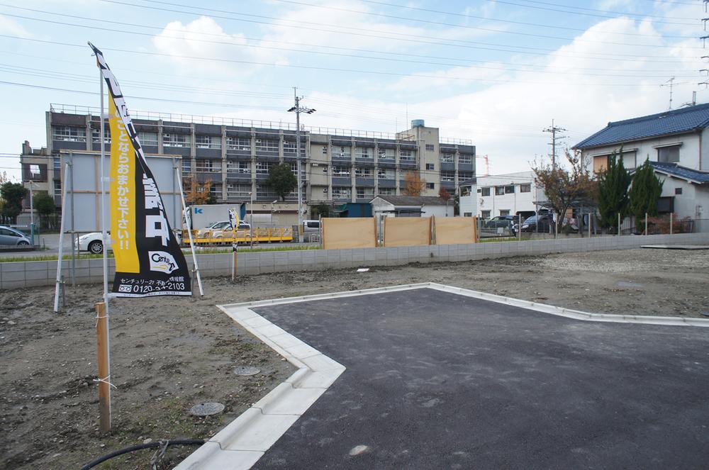 Local photos, including front road. Before junior high school is the eyes! Peace of mind to go to school