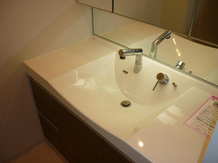 Wash basin, toilet. Indoor (11 May 2013) Shooting