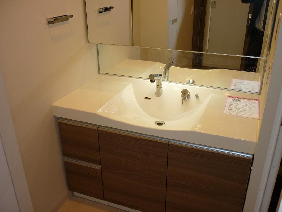 Wash basin, toilet. Indoor (11 May 2013) Shooting