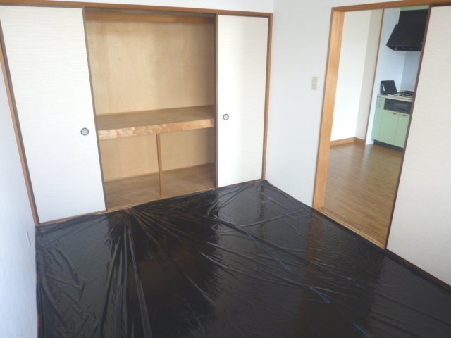 Other room space. There are also closet of large capacity Japanese-style! 