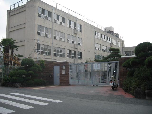 Junior high school. 3-minute walk