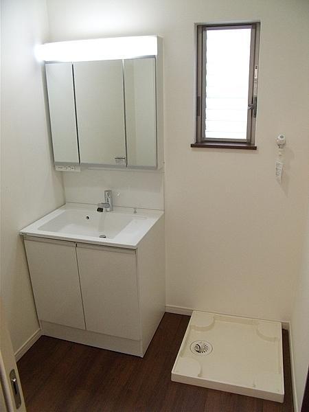 Wash basin, toilet