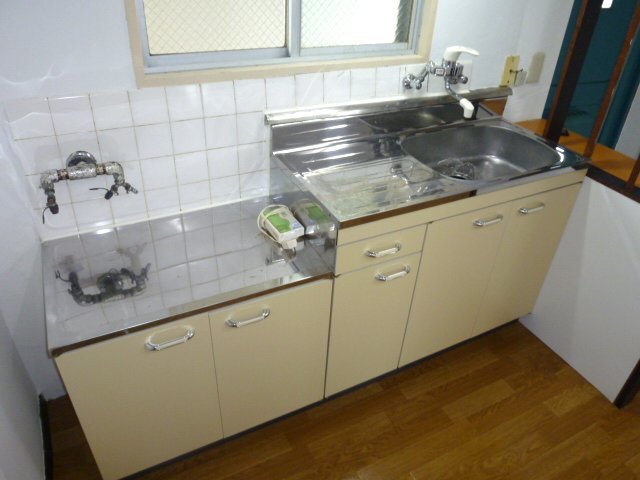 Kitchen. Gas stove 2 burners can be installed. 