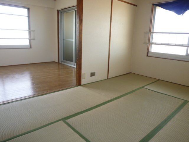 Living and room. Status quo will be Japanese-style room type. 