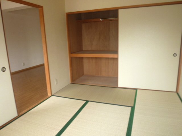 Other room space. The 4.5 Pledge of Japanese-style room there is a large closet