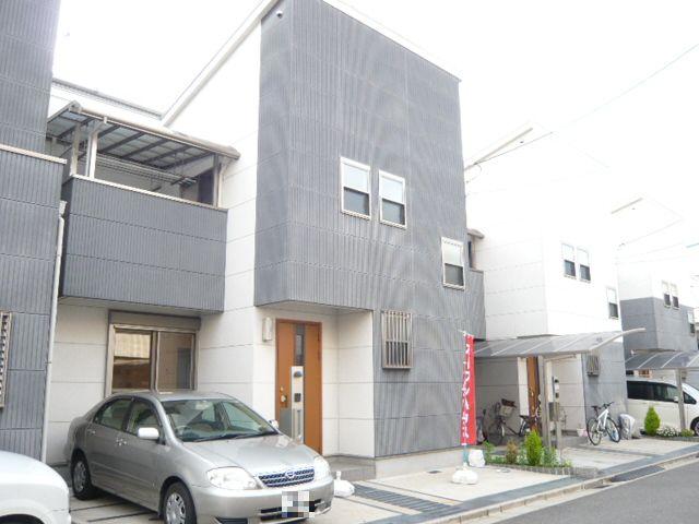 Local appearance photo. Since the frontage is wide car two possible parking! !