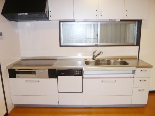 Kitchen. IH is in the kitchen cooking heater, It is very convenient with a dish washing dryer! !