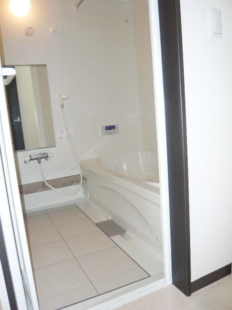 Bathroom. Tub also slowly put in the spacious! !
