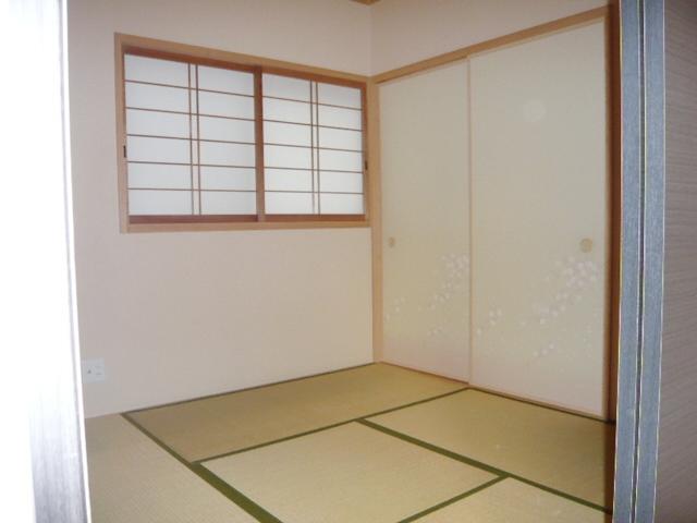 Non-living room. Why do not you sit back on the first floor Japanese-style room?