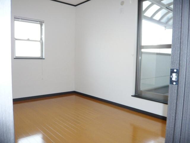 Non-living room. The second floor is a 6-quires of Western-style. South ・ It is bright rooms contain light from the east! ! 