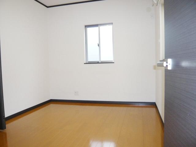 Non-living room. The second floor is a 6-quires of Western-style. North ・ There is a window on the west side, Ventilation good! !