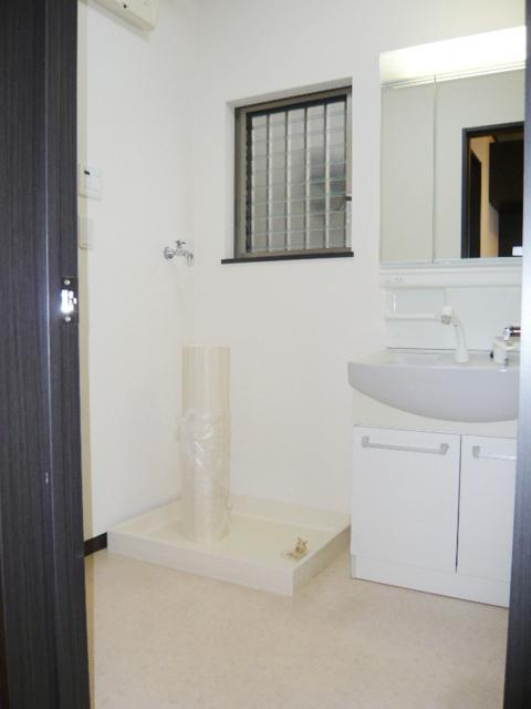 Wash basin, toilet. Wash ・ Is a dressing room. It is wide there is no feeling of pressure.
