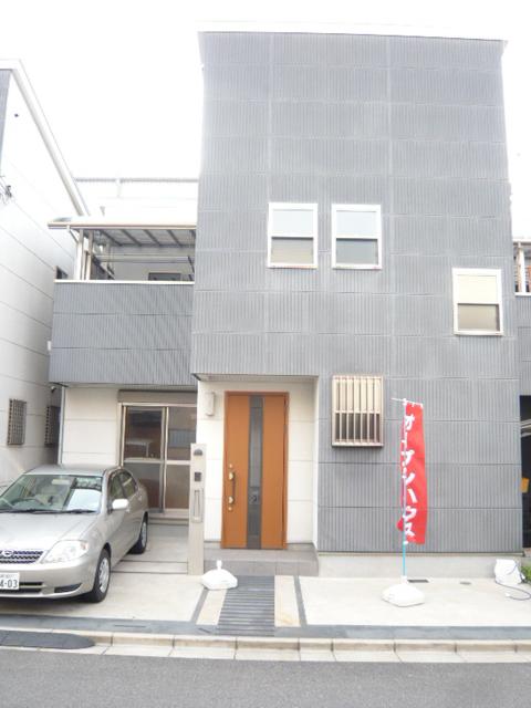 Local appearance photo. It is a photograph from the front.