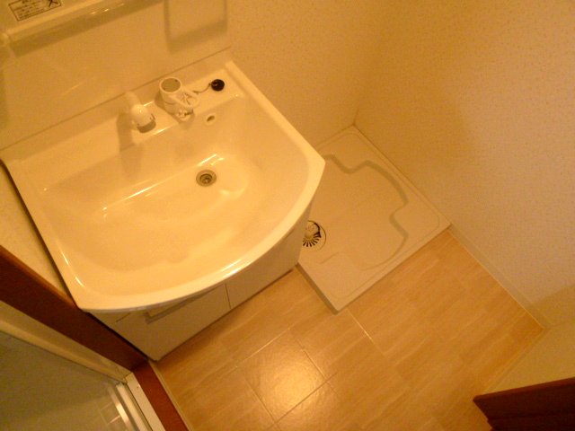 Washroom. Independent wash basin ・ The room is a laundry bread.