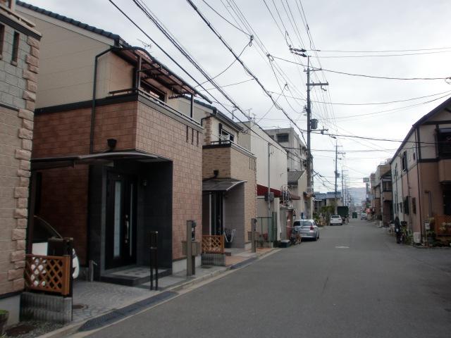 Local photos, including front road. ■ Since the front road wide, Happy to be car parking