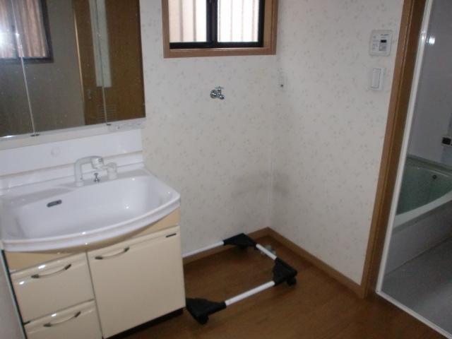 Wash basin, toilet. ■ Shampoo wash basin with dresser