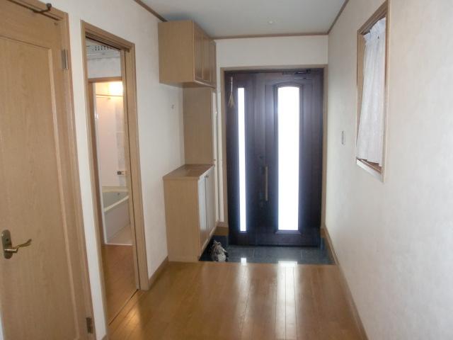 Entrance. ■ Corridor width is also wide