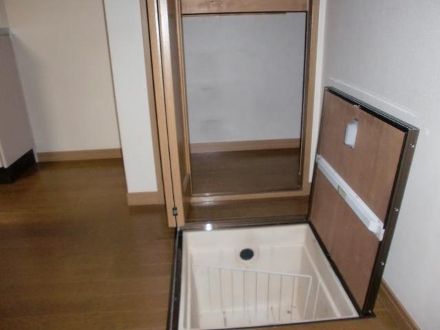 Receipt. ■ It is a useful under-floor storage.