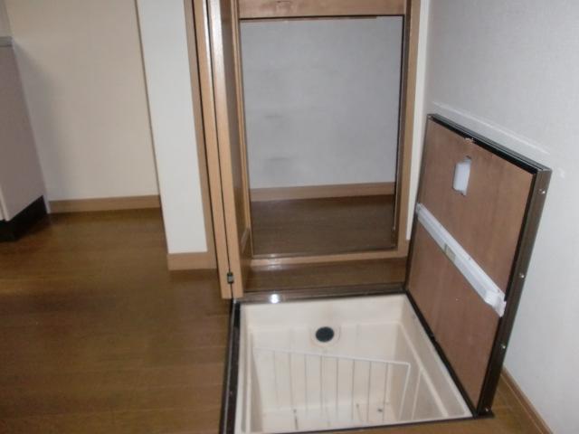 Receipt.  ■ It is a useful under-floor storage. 