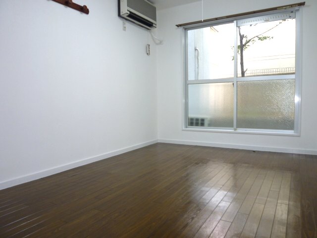 Living and room. Western-style room is located in spacious 7 Pledge. 