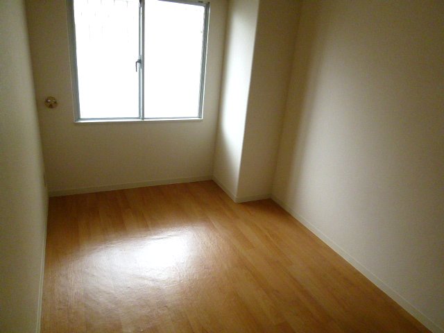 Other room space. Western-style room is bright because the window is large