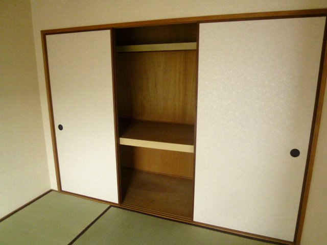 Receipt. There are also closet of large capacity in Japanese-style room