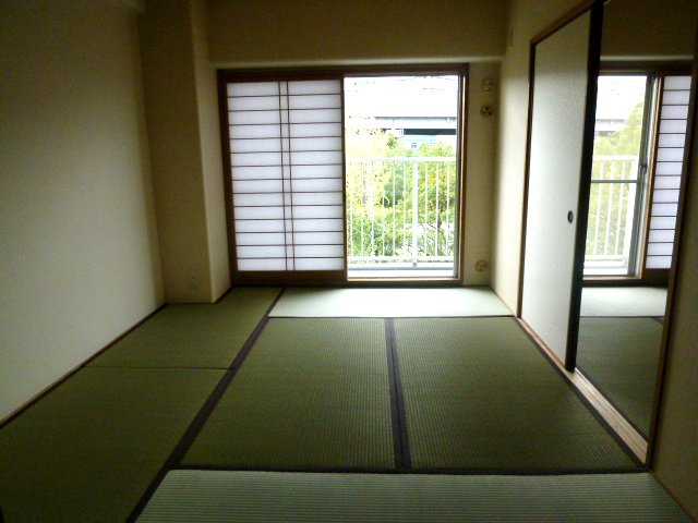 Other room space. Japanese-style day is good