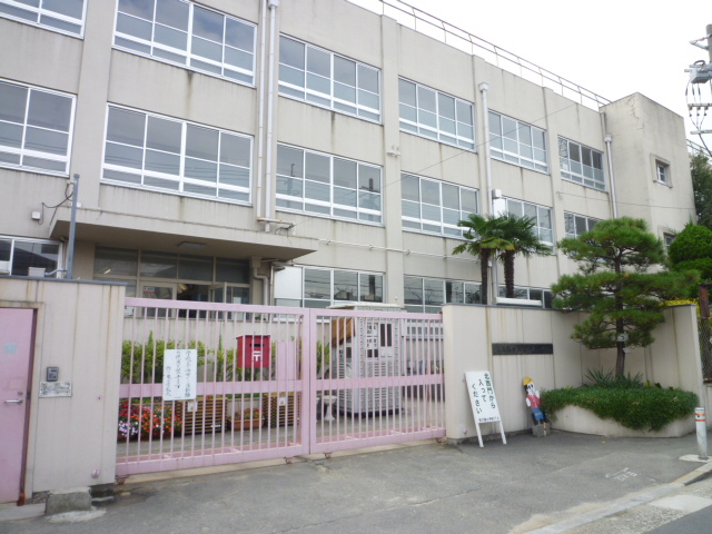 Primary school. 906m to the Higashi-Osaka Municipal Mito elementary school (elementary school)