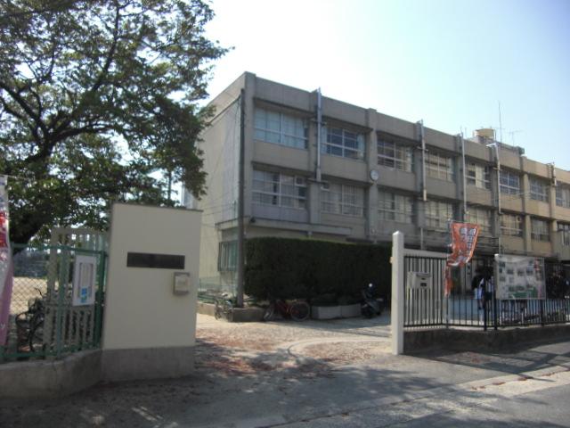 Junior high school. Higashi-Osaka City Kashiwada until junior high school 276m