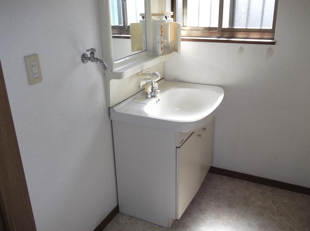 Wash basin, toilet