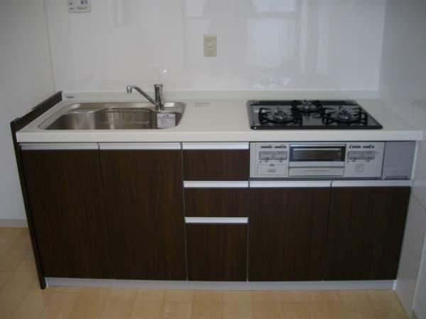 Kitchen. 3-burner stove